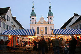 Market on Domplatz in front of the Dom