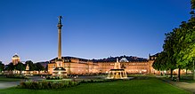 https://upload.wikimedia.org/wikipedia/commons/thumb/6/66/Neues_Schloss_Schlossplatzspringbrunnen_Jubil%C3%A4umss%C3%A4ule_Schlossplatz_Stuttgart_2015_01.jpg