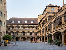 https://upload.wikimedia.org/wikipedia/commons/thumb/1/1a/Arkadenhof_Altes_Schloss_Stuttgart_2015_02.jpg/220px-Arkadenhof_Altes_Schloss_Stuttgart_2015_02.jpg